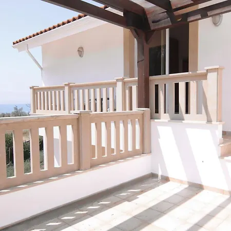 Phaedrus Living: Beachfront Thalassa Kato Yialia